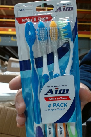 Aim White & Clean Toothbrush 4 Pack