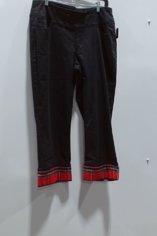 Alfred Dunner Women's Black Plaid Cuff Pull-On Capri Pants