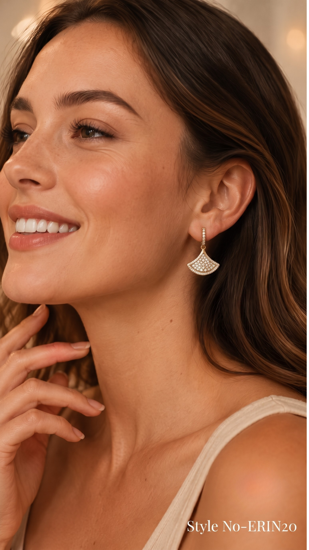 Elegant Gold Fan Charm Huggie Hoop Earrings For Women